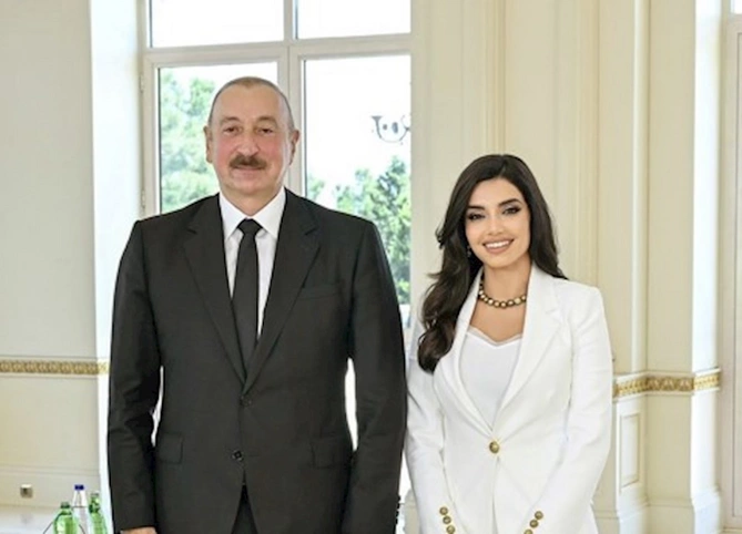Şuşa Media Forumunda Prezidentin yanında diqqətçəkən xanım kimdir? — FOTOLAR Şuşa Media Forumunda Prezidentin yanında diqqətçəkən xanım kimdir? — FOTOLAR