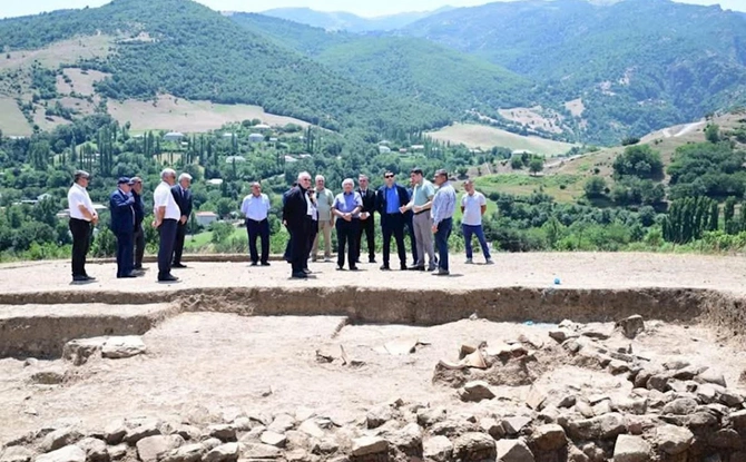 Adil Kərimli Yardımlıda aparılan arxeoloji tədqiqat işləri ilə tanış olub — FOTOLAR Adil Kərimli Yardımlıda aparılan arxeoloji tədqiqat işləri ilə tanış olub — FOTOLAR