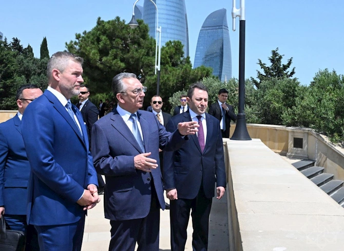 Slovakiya Prezidenti Şəhidlər xiyabanında — FOTOLAR