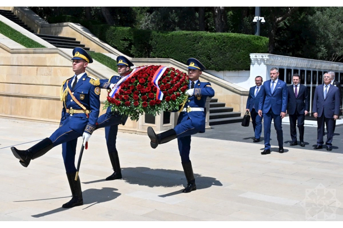 Slovakiya Prezidenti Şəhidlər xiyabanında — FOTOLAR