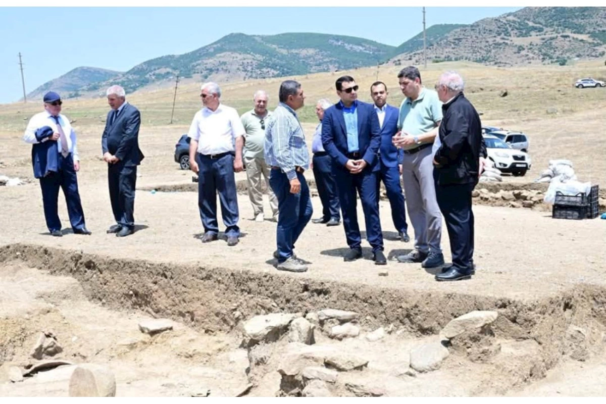 Adil Kərimli Yardımlıda aparılan arxeoloji tədqiqat işləri ilə tanış olub — FOTOLAR