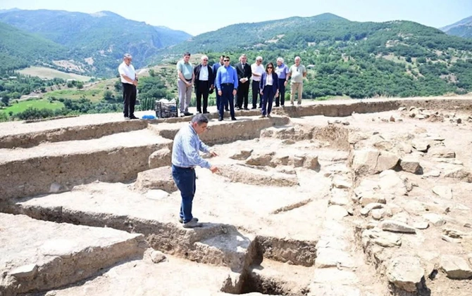 Adil Kərimli Yardımlıda aparılan arxeoloji tədqiqat işləri ilə tanış olub — FOTOLAR Adil Kərimli Yardımlıda aparılan arxeoloji tədqiqat işləri ilə tanış olub — FOTOLAR