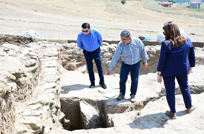 Adil Kərimli Yardımlıda aparılan arxeoloji tədqiqat işləri ilə tanış olub — FOTOLAR Adil Kərimli Yardımlıda aparılan arxeoloji tədqiqat işləri ilə tanış olub — FOTOLAR