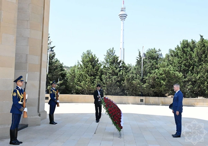 Slovakiya Prezidenti Şəhidlər xiyabanında — FOTOLAR