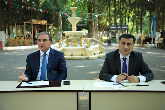 İcra başçısının sakinlərlə görüşündən maraqlı görüntülər — FOTOLAR İcra başçısının sakinlərlə görüşündən maraqlı görüntülər — FOTOLAR
