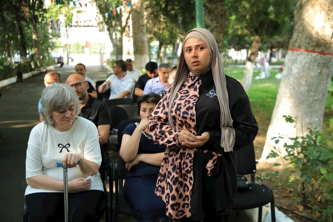 İcra başçısının sakinlərlə görüşündən maraqlı görüntülər — FOTOLAR İcra başçısının sakinlərlə görüşündən maraqlı görüntülər — FOTOLAR