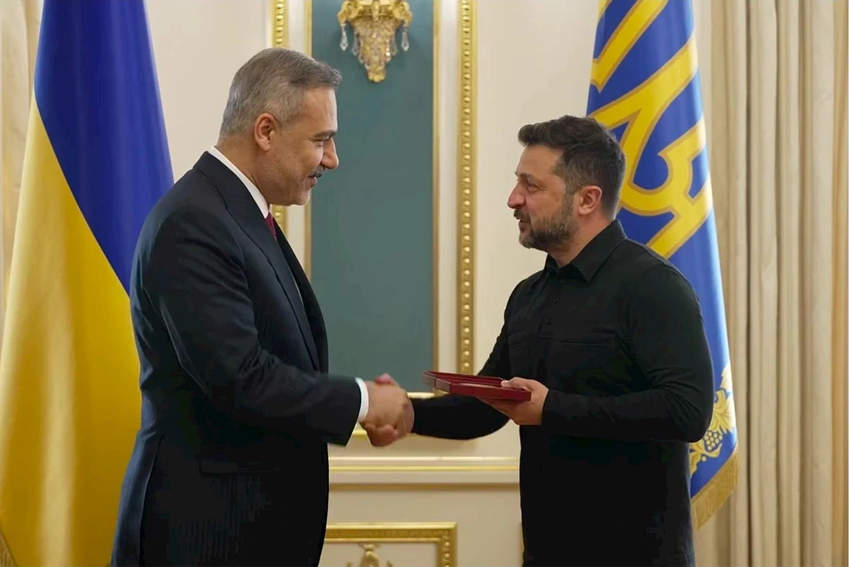 Zelenski Hakan Fidanı ordenlə təltif etdi