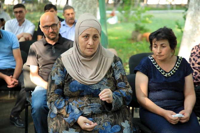 İcra başçısının sakinlərlə görüşündən maraqlı görüntülər — FOTOLAR İcra başçısının sakinlərlə görüşündən maraqlı görüntülər — FOTOLAR