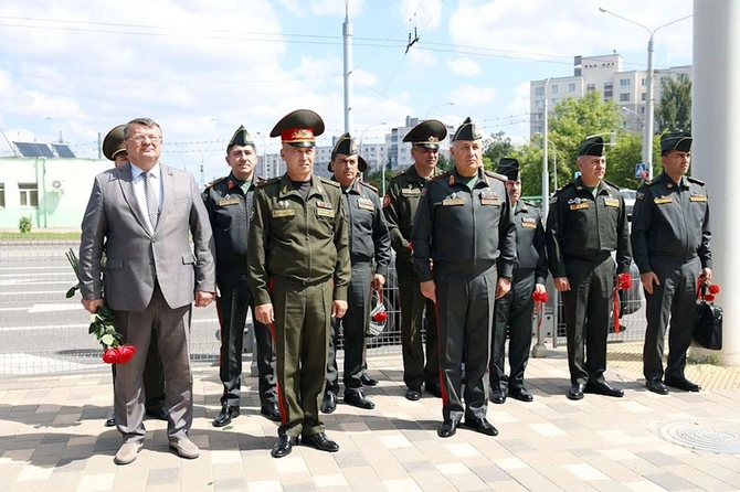 Kərim Vəliyev Belarusda hərbi obyektləri ziyarət etdi — FOTOLAR Kərim Vəliyev Belarusda hərbi obyektləri ziyarət etdi — FOTOLAR