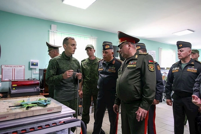 Kərim Vəliyev Belarusda hərbi obyektləri ziyarət etdi — FOTOLAR Kərim Vəliyev Belarusda hərbi obyektləri ziyarət etdi — FOTOLAR
