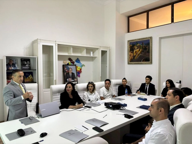 Mədəniyyət Nazirliyində dövlət protokolu üzrə peşəkar təlim təşkil edilib — FOTOLAR