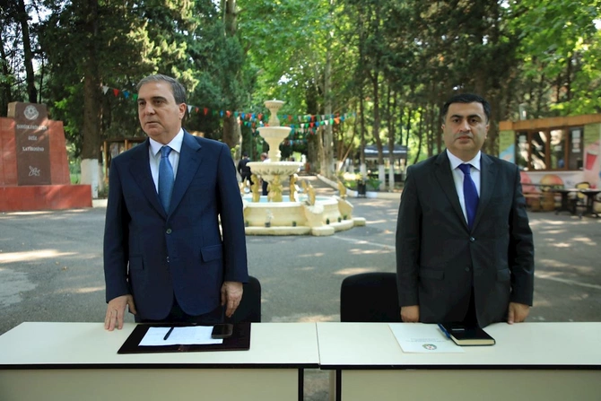 İcra başçısının sakinlərlə görüşündən maraqlı görüntülər — FOTOLAR İcra başçısının sakinlərlə görüşündən maraqlı görüntülər — FOTOLAR