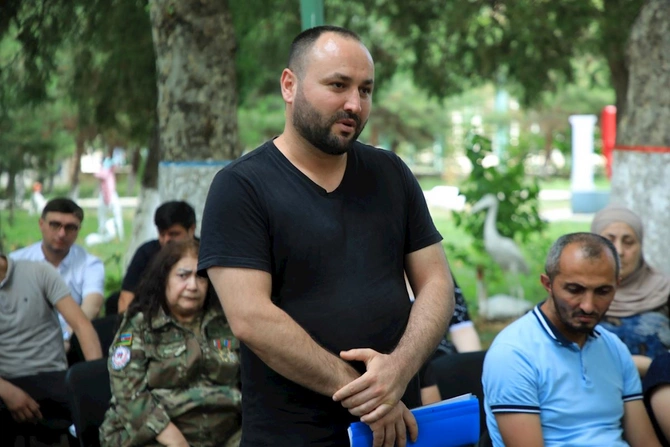 İcra başçısının sakinlərlə görüşündən maraqlı görüntülər — FOTOLAR İcra başçısının sakinlərlə görüşündən maraqlı görüntülər — FOTOLAR
