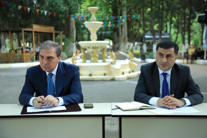 İcra başçısının sakinlərlə görüşündən maraqlı görüntülər — FOTOLAR İcra başçısının sakinlərlə görüşündən maraqlı görüntülər — FOTOLAR