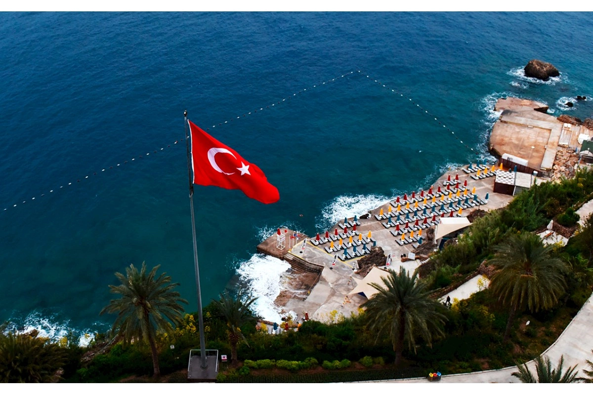 Türkiyədə onlarla turist hoteldə zəhərləndi