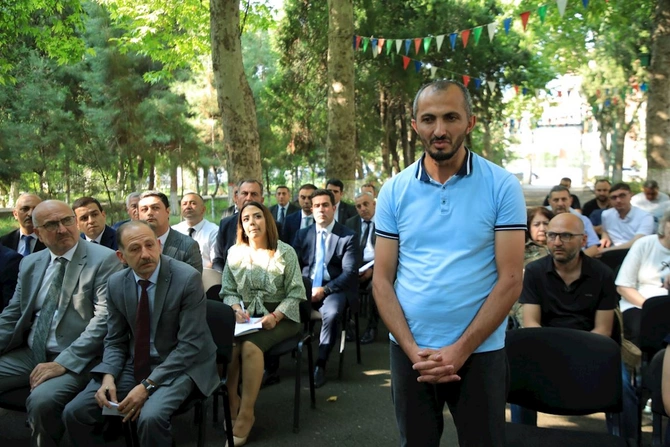 İcra başçısının sakinlərlə görüşündən maraqlı görüntülər — FOTOLAR İcra başçısının sakinlərlə görüşündən maraqlı görüntülər — FOTOLAR