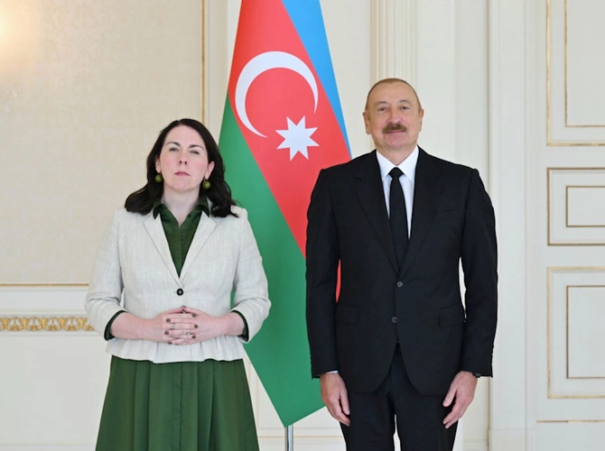 İrlandiyanın yeni təyin səfiri etimadnaməsini İlham Əliyevə təqdim etdi — FOTOLAR İrlandiyanın yeni təyin səfiri etimadnaməsini İlham Əliyevə təqdim etdi — FOTOLAR