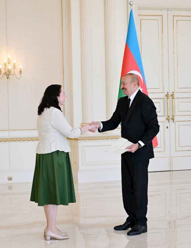 İrlandiyanın yeni təyin səfiri etimadnaməsini İlham Əliyevə təqdim etdi — FOTOLAR İrlandiyanın yeni təyin səfiri etimadnaməsini İlham Əliyevə təqdim etdi — FOTOLAR