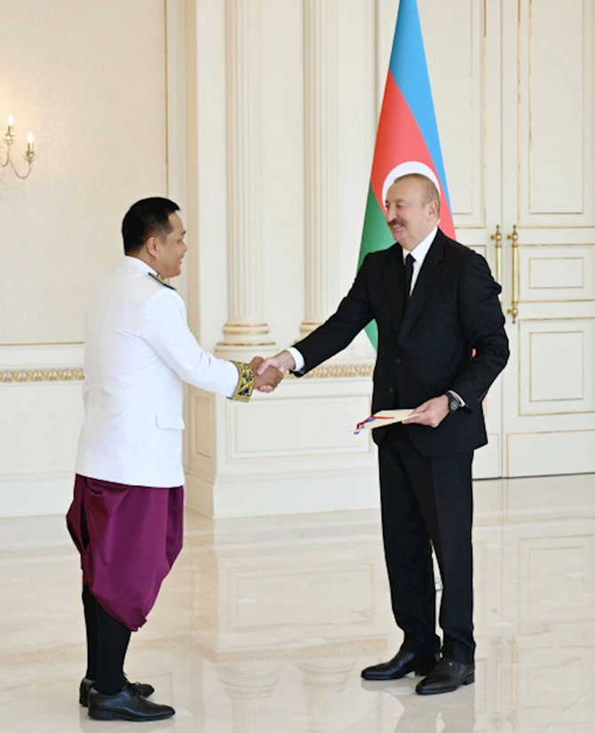 İlham Əliyev Kambocanın Azərbaycanda yeni təyin olunmuş səfirinin etimadnaməsini qəbul edib — FOTOLAR İlham Əliyev Kambocanın Azərbaycanda yeni təyin olunmuş səfirinin etimadnaməsini qəbul edib — FOTOLAR