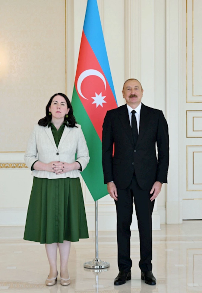 İrlandiyanın yeni təyin səfiri etimadnaməsini İlham Əliyevə təqdim etdi — FOTOLAR İrlandiyanın yeni təyin səfiri etimadnaməsini İlham Əliyevə təqdim etdi — FOTOLAR