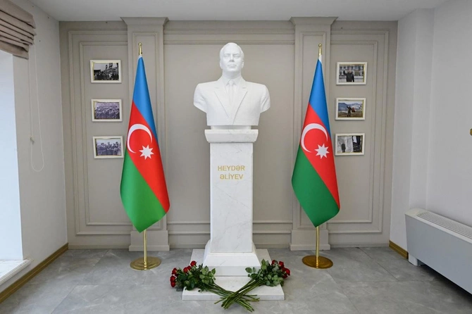 Mədəniyyət naziri Şuşa şəhərində vətəndaşları qəbul etdi — FOTOLAR Mədəniyyət naziri Şuşa şəhərində vətəndaşları qəbul etdi — FOTOLAR