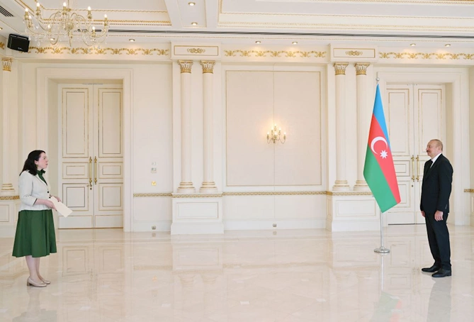 İrlandiyanın yeni təyin səfiri etimadnaməsini İlham Əliyevə təqdim etdi — FOTOLAR İrlandiyanın yeni təyin səfiri etimadnaməsini İlham Əliyevə təqdim etdi — FOTOLAR