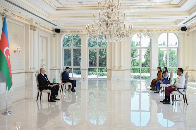İlham Əliyev Kambocanın Azərbaycanda yeni təyin olunmuş səfirinin etimadnaməsini qəbul edib — FOTOLAR İlham Əliyev Kambocanın Azərbaycanda yeni təyin olunmuş səfirinin etimadnaməsini qəbul edib — FOTOLAR