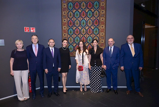 Leyla Əliyeva Budapeştdə sərgidə iştirak etdi — FOTOLAR