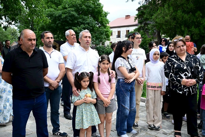 Şuşada Kitab dayanacağı istifadəyə verildi — FOTOLAR Şuşada Kitab dayanacağı istifadəyə verildi — FOTOLAR