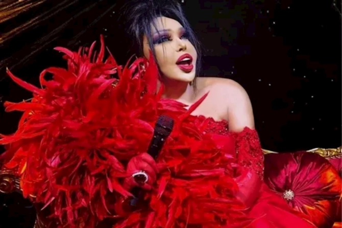 Bülent Ersoy estetik əməliyyatdan sonra ilk dəfə səhnədə — FOTOLAR Bülent Ersoy estetik əməliyyatdan sonra ilk dəfə səhnədə — FOTOLAR