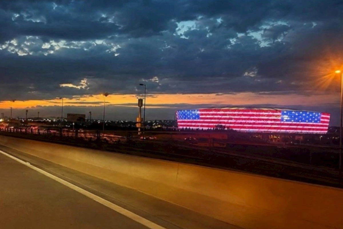 Bakı Olimpiya Stadionu ABŞ bayrağının rəngləri ilə işıqlandırıldı