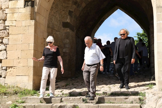 Türk Dünyası Həftəsinin iştirakçıları Şuşanın tarixi-mədəni irsi ilə tanış oldu — FOTOLAR Türk Dünyası Həftəsinin iştirakçıları Şuşanın tarixi-mədəni irsi ilə tanış oldu — FOTOLAR