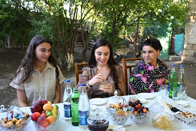 Leyla Əliyeva Yevlaxda “Gənc arıçı” layihəsinin iştirakçısı ilə görüşdü — FOTOLAR