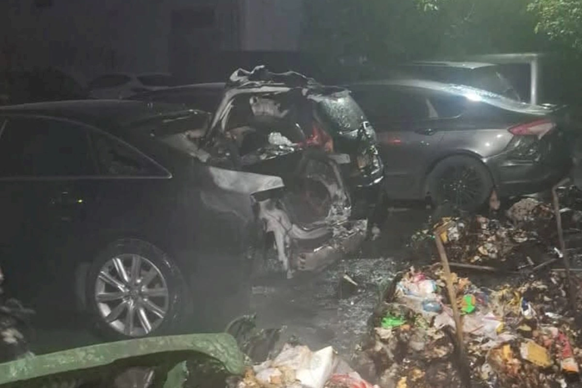 Bakıda yaşayış kompleksinin həyətində 4 avtomobil yandı — FOTOLAR (YENİLƏNİB)