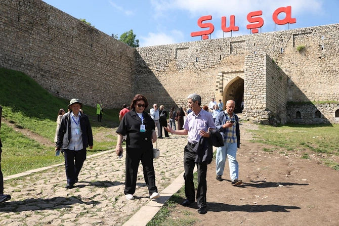 Türk Dünyası Həftəsinin iştirakçıları Şuşanın tarixi-mədəni irsi ilə tanış oldu — FOTOLAR Türk Dünyası Həftəsinin iştirakçıları Şuşanın tarixi-mədəni irsi ilə tanış oldu — FOTOLAR