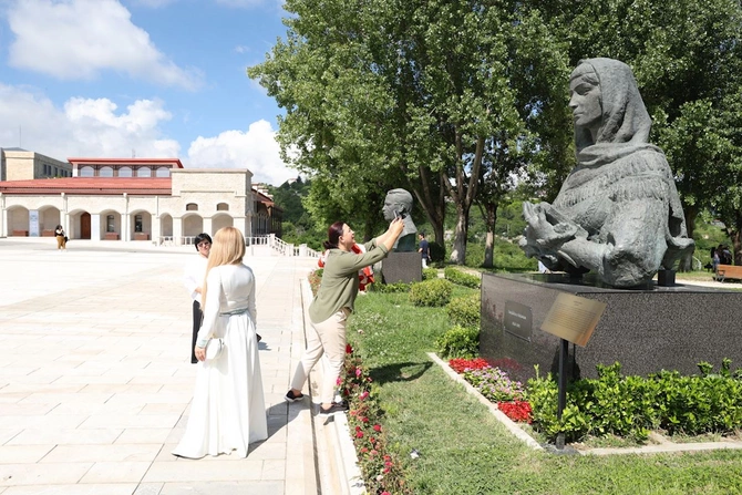 Türk Dünyası Həftəsinin iştirakçıları Şuşanın tarixi-mədəni irsi ilə tanış oldu — FOTOLAR Türk Dünyası Həftəsinin iştirakçıları Şuşanın tarixi-mədəni irsi ilə tanış oldu — FOTOLAR
