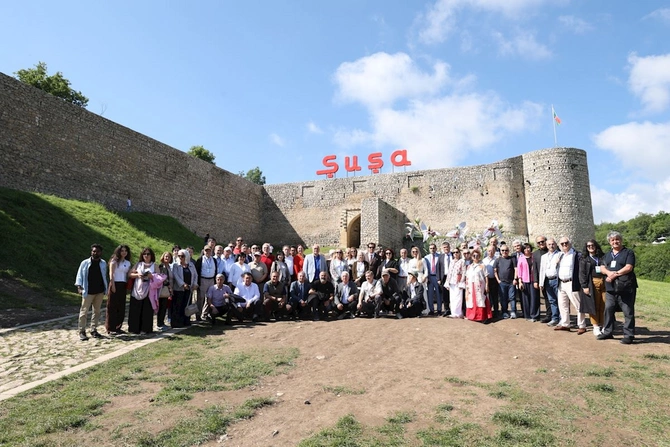 Türk Dünyası Həftəsinin iştirakçıları Şuşanın tarixi-mədəni irsi ilə tanış oldu — FOTOLAR Türk Dünyası Həftəsinin iştirakçıları Şuşanın tarixi-mədəni irsi ilə tanış oldu — FOTOLAR