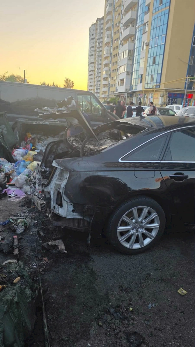 Bakıda yaşayış kompleksinin həyətində 4 avtomobil yandı — FOTOLAR (YENİLƏNİB)