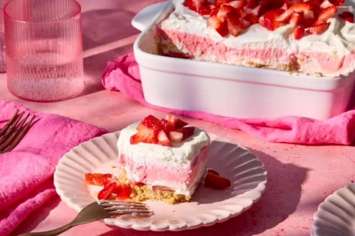 İsti yay günləri üçün bişirilmədən hazırlanan çiyələkli desert