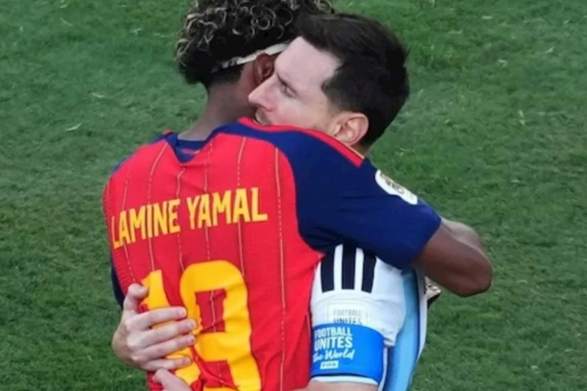 Finaldan sonra diqqətçəkən an: Messi Lamin Yamala sarıldı — FOTOLAR