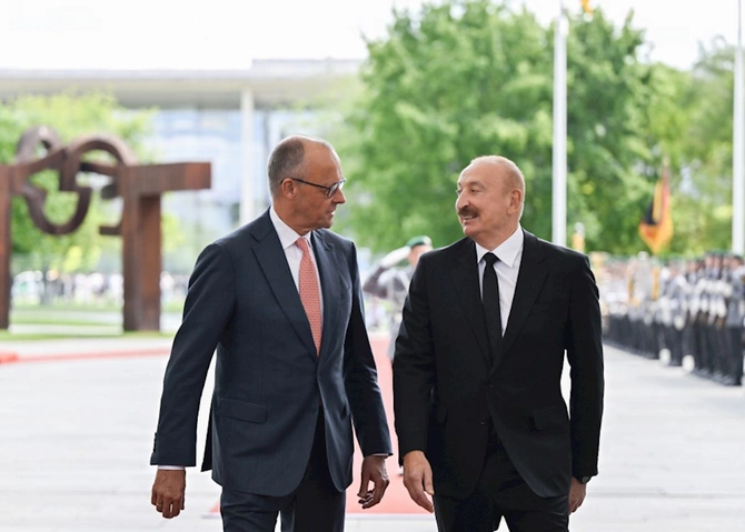Berlində İlham Əliyevin rəsmi qarşılanma mərasimi olub — FOTOLAR Berlində İlham Əliyevin rəsmi qarşılanma mərasimi olub — FOTOLAR