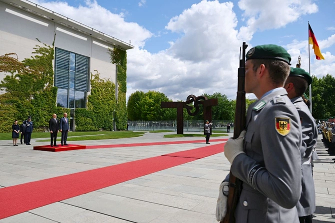 Berlində İlham Əliyevin rəsmi qarşılanma mərasimi olub — FOTOLAR Berlində İlham Əliyevin rəsmi qarşılanma mərasimi olub — FOTOLAR