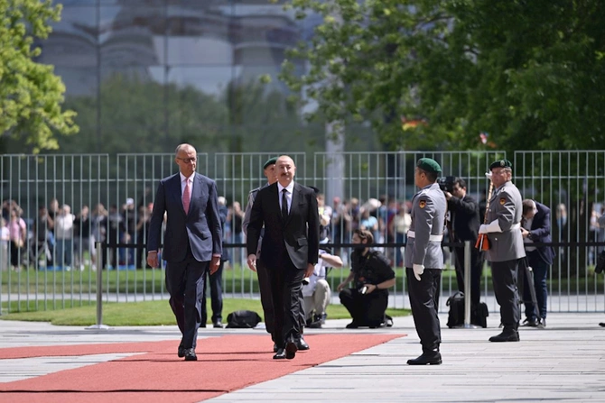 Berlində İlham Əliyevin rəsmi qarşılanma mərasimi olub — FOTOLAR Berlində İlham Əliyevin rəsmi qarşılanma mərasimi olub — FOTOLAR