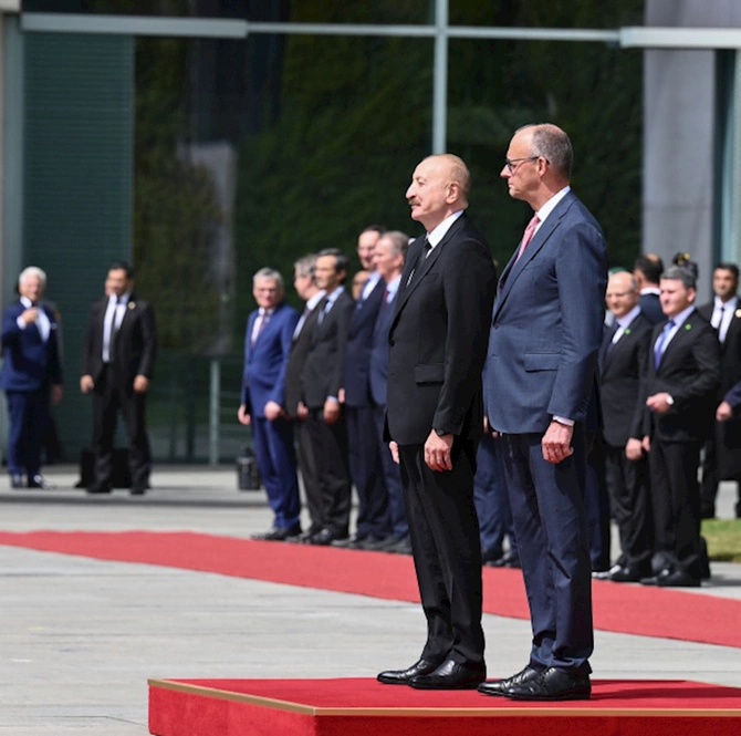 Berlində İlham Əliyevin rəsmi qarşılanma mərasimi olub — FOTOLAR Berlində İlham Əliyevin rəsmi qarşılanma mərasimi olub — FOTOLAR