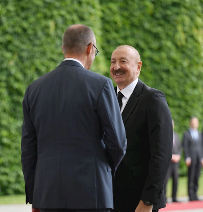Berlində İlham Əliyevin rəsmi qarşılanma mərasimi olub — FOTOLAR Berlində İlham Əliyevin rəsmi qarşılanma mərasimi olub — FOTOLAR