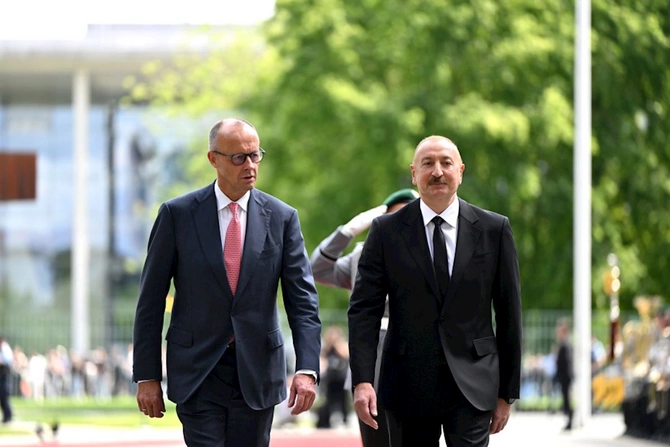 Berlində İlham Əliyevin rəsmi qarşılanma mərasimi olub — FOTOLAR Berlində İlham Əliyevin rəsmi qarşılanma mərasimi olub — FOTOLAR