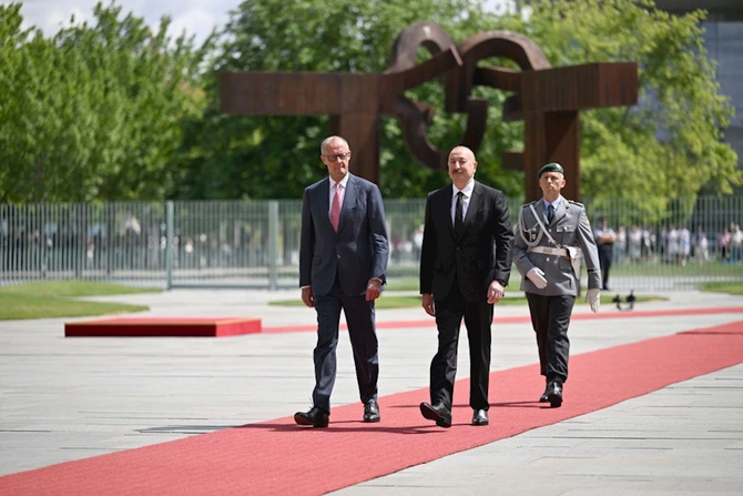 Berlində İlham Əliyevin rəsmi qarşılanma mərasimi olub — FOTOLAR Berlində İlham Əliyevin rəsmi qarşılanma mərasimi olub — FOTOLAR