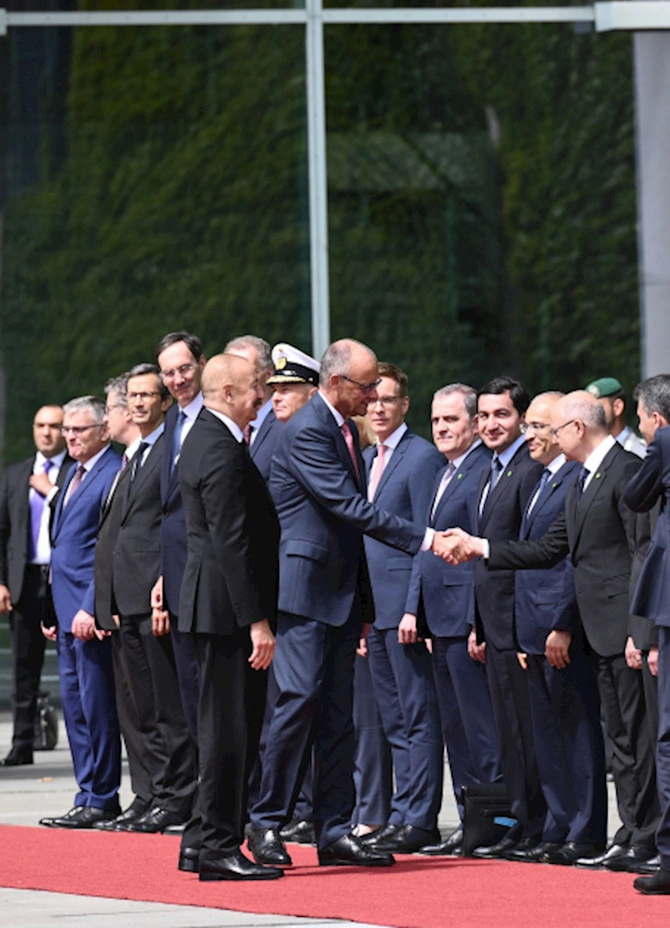 Berlində İlham Əliyevin rəsmi qarşılanma mərasimi olub — FOTOLAR Berlində İlham Əliyevin rəsmi qarşılanma mərasimi olub — FOTOLAR