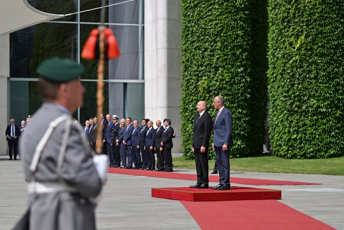 Berlində İlham Əliyevin rəsmi qarşılanma mərasimi olub — FOTOLAR Berlində İlham Əliyevin rəsmi qarşılanma mərasimi olub — FOTOLAR