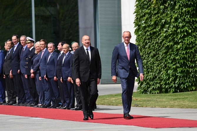 Berlində İlham Əliyevin rəsmi qarşılanma mərasimi olub — FOTOLAR Berlində İlham Əliyevin rəsmi qarşılanma mərasimi olub — FOTOLAR